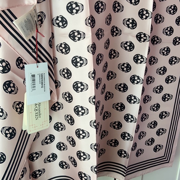 ALEXANDER MCQUEEN SKULL SCARF PINK & BLACK BRAND NEW - Picture 4 of 4